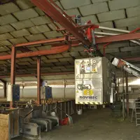 Le mélange des foins est amené vers le robot suspendu par un convoyeur. Le robot charge ensuite la céréale, effectue le mélange (pendant 4 mn) puis di