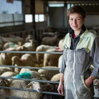 Marion Chomel aime témoigner du quotidien de son métier d'éleveuse.  © D. Bibbal/Artgrafik