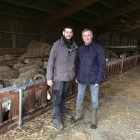 David Sarlat et Hervé de Monvallier, les associés de l’EARL  «  Le coût global de la bergerie revient à 280 euros par brebis logée ». © CS ovin Montmo