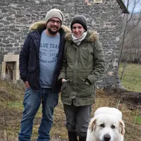Julie Lelong et Aurélien Leroy apprécient autant de pouvoir s’organiser comme ils le souhaitent que le bon air des montagnes. © CFPPA de Saint-Flour