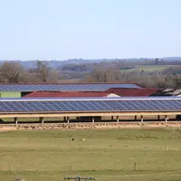 Un bâtiment doit avant tout être fonctionnel. Son implantation pourra être réfléchie pour optimiser le rendement photovoltaïque. © B. Morel