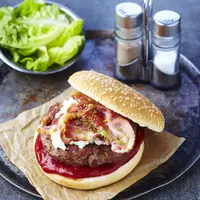 Burger d’agneau au chèvre et bacon © J.-F. Mallet/ Interbev