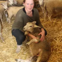 Sarah, éleveuse de brebis est enceinte de huit mois, elle devra bientôt partager son temps et son amour… © CFA-CFPPA de Mirecourt