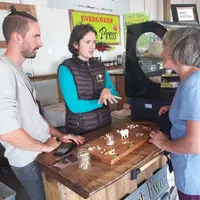 Les Bretons conseillent une cliente francaise amatrice de fromage © A. Passilly