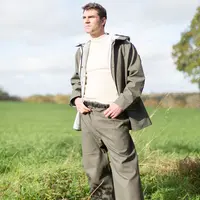 Le pantalon Bocage avec ceinture ajustable élastique est vendu autour de 50 euros et la veste cirée Isoder autour de 70 euros. © G. Cotten