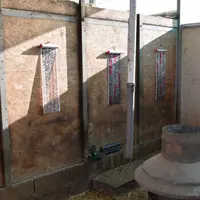 Le mélange de lait est réalisé dans une salle fermée de l’autre côté des tétines. © D. Hardy