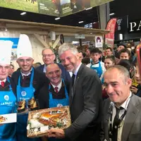 Le président de la région Auvergne Rhône-Alpes a félicité les participants de ce premier concours de cuisine.   © E. Bruneau
