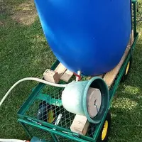L’abreuvoir mobile est déplacé régulièrement, en même temps que les parcs électriques. © B. Vallée