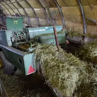 La botteleuse est entraînée par la prise de force du petit tracteur qui est mis à l’abri sous la serre tunnel. © D. Hardy