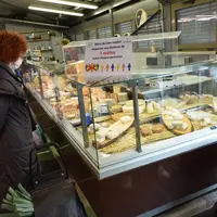 La fermeture des marchés, des cantines, des restaurants et des rayons coupe a bouleversé la distribution du fromage. © D. Hardy