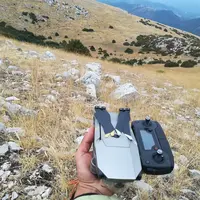Le drone, la télécommande et les deux batteries de rechange pèsent un kilo et peuvent être facilement mis dans le sac ou une grande poche. © N. Schnei