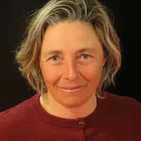 VALENTINE GUERIN reconnaît qu'il est difficile de garder un berger d'une année sur l'autre, en partie à cause des conditions d'emploi et de vie précai