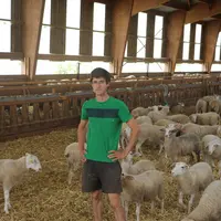 Thimotée Gosset, 31 ans, a travaillé 10 ans avec son oncle et son père avant de prendre la suite de celui-ci dans le Gaec. © B. Morel