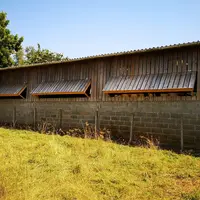 Des trappes sur les bardages peuvent être des aménagements autoconstruits avec un coût réduit. © DR