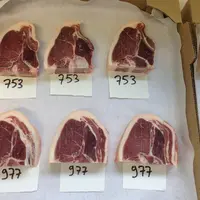 Les côtes filets sont soigneusement découpées et identifiées. © J. Normand