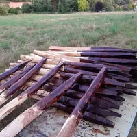 Le traitement au goudron de pin permet de prolonger la durée de vie des clôtures.  © M. Harlet