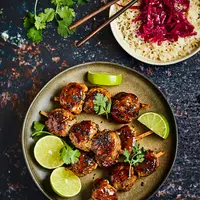 Ces boulettes d’épaule d’agneau yakitori et riz sauté peuvent constituer un bento facile à emporter pour la pause déjeuner du bureau. © J. Lalbatry /