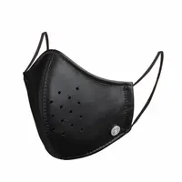 La finesse du cuir d'agneau rend le masque léger est agréable à porter.  © Maison Fabre