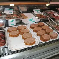 Pour la vente en vrac, les étiquettes renseignant sur le prix doivent figurer à proximité des morceaux de viande. © L. Geffroy