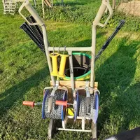 Il a fallu un après-midi pour imaginer et construire ce chariot porte-clôture. © E. Macé