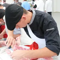 Les carcasses d'agneaux bio les mieux conformées vont en boucherie traditionnelle, le reste se répartit entre rayonnage de grandes surfaces et plats c