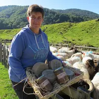 Denise a appris à faire du fromage et s'est trouvé les marchés pour son Oassau-Iraty. Elle espère maintenant pouvoir trouver des terres pour s'install
