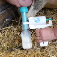 Le pompage manuel crée du vide qui va masser le trayon et aspirer le lait.  © Sagpa