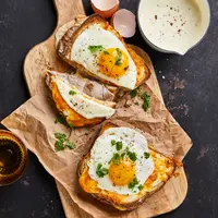 Croque-Madame au gigot d'agneau et bechamel à la moutarde © J. Lalbatry / D. Constantin