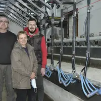 Florence, Serge et Dimitri Villeneuve exploitante 96 ha de SAU et détiennent un troupeau de 430 brebis. Ils livrent 1 550 hl de lait par an à Société