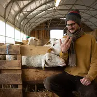 Ulysse dans sa bergerie à Lafage dans l’Aude, travaille en confiance avec son associé et ami. © J Bonnery