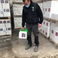 La poignée en métal se positionne dans le trou du blocs à lécher.  © Oxfort