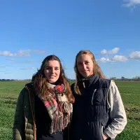 Deux étudiantes de lancent dans l'entreprenariat grâce aux ficelles biodégradables et comestibles pour les animaux.  © C. Tinel