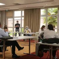 Malgré les distances imposées par le respect des gestes barrières, les débats autour des abattoirs, de la consommation ou des modes de présentation de