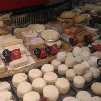 Les crémiers recherchent des producteurs fermiers pour revendre leurs fromages. © B. Morel
