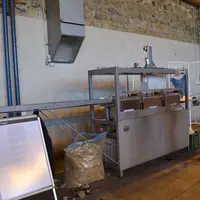 La machine, composée de trois bac, permet de laver 20 kg de laine par jour. © Woolti