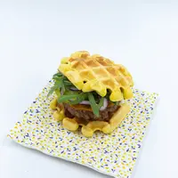 Waffles à l'agneau bio comme un burger.