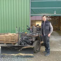 François Bouclet, 25 ans, utilise un quad, outil indispensable pour réaliser les clôtures sur les parcelles de couverts.