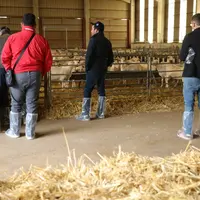 Distribuer des surbottes aux visiteurs et baliser le circuit de visite sont les premières mesures à mettre en place pour l'accueil du public sur son e