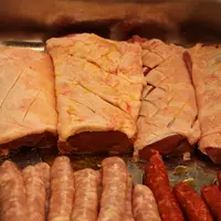 Les dégustations d'agneau sous toutes ses formes ont conquis les papilles des visiteurs. Ici, du magret d'agneau et des saucisses.