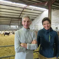 Marie-Hélène Larramendy et Marion Chomel, associées du gaec Larramend, ont accueilli sur leur exploitation les assises ovines et ont témoigné de leurs