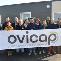 Les salariés de Cavac dédiés aux petits ruminants rassemblés pour l'inauguration des locaux d'Ovicap à La Ferrière.