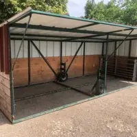 L'abri est transportable et contient un rangement pour les claies.