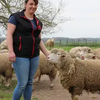 Angéline Pierra a travaillé six mois dans un élevage ovin avant de s'installer, une expérience indispensable pour voir d'autres façons de travailler.