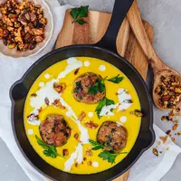 Boulettes d’agneau aux herbes, velouté de potiron-coco, granola salé