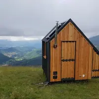 La cabane de 7,5 mètres carrés permet d'abriter un  urgence un gardien de troupeau.