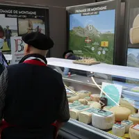 Le salon du fromage est aussi celui des retrouvailles, entre clients et fournisseurs, prospecteurs et acteurs de la filière.