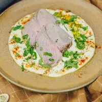 Gigot d’agneau rôti à l’ail, houmous haricots blancs