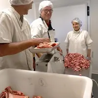 Nathanaëlle et Pascal Legros et Robert Bernard, les trois associés du Gaec les nuits Blanches, élèvent 500 brebis mourérous à Baratier dans les Hautes