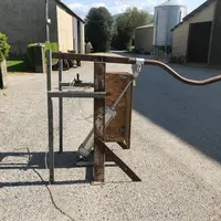 « Avec le chevalet pneumatique (ici en position "levé"), on ne perd pas de temps et la pénibilité du chantier est fortement réduite, plus de brebis à