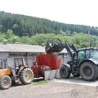 La mélangeuse permet de servir une ration homogène via le tapis de distribution.